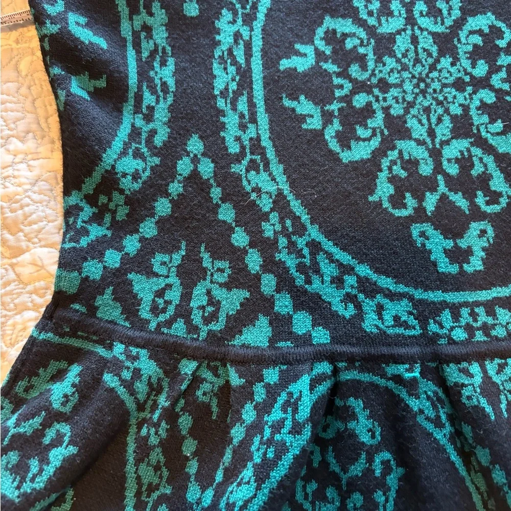 Romeo & Juliet Couture Black and Green Brocade Knit Dress - Picture 8 of 8